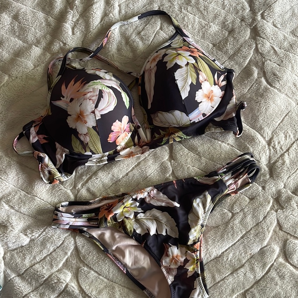 Floral bikini set- 34DD top with M scrunch back bottoms